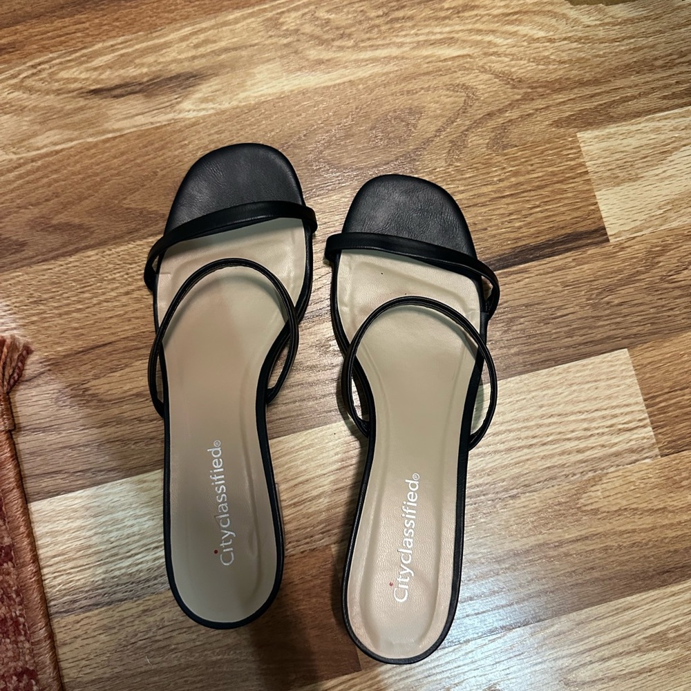 Cityclassified Black and Cream Women's Kitten Heels